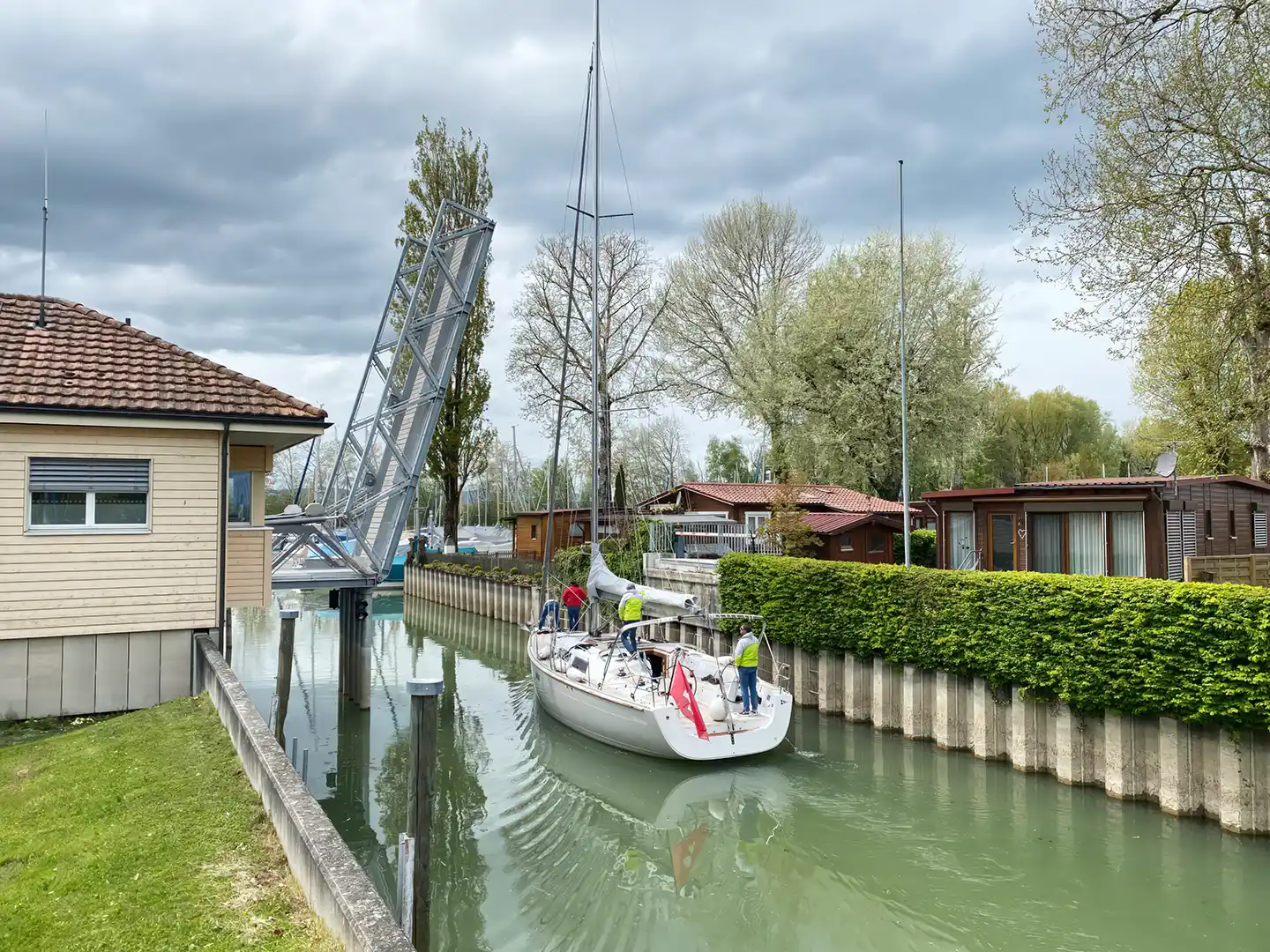Spezialkonstruktion einer anhebbaren Brücke im Segelhafen Marina Rheinhof Spezialkonstruktion einer anhebbaren Brücke im Segelhafen Marina Rheinhof